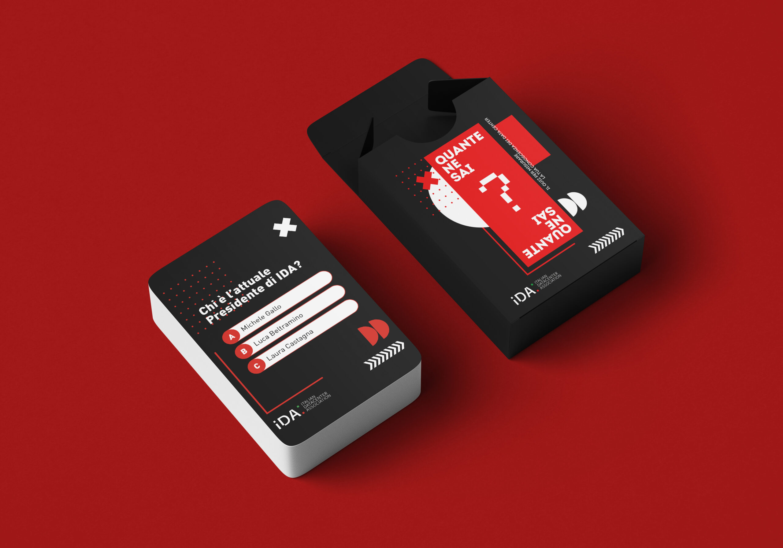 Mazzo di carte brandizzato “Quante ne sai?” di IDA – Italian Datacenter Association, con packaging rosso e nero su sfondo rosso.